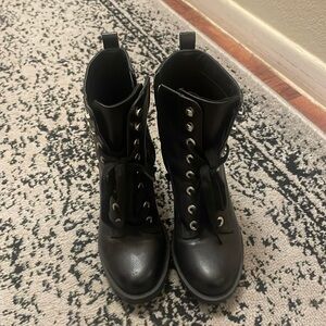 Heeled lace up boots